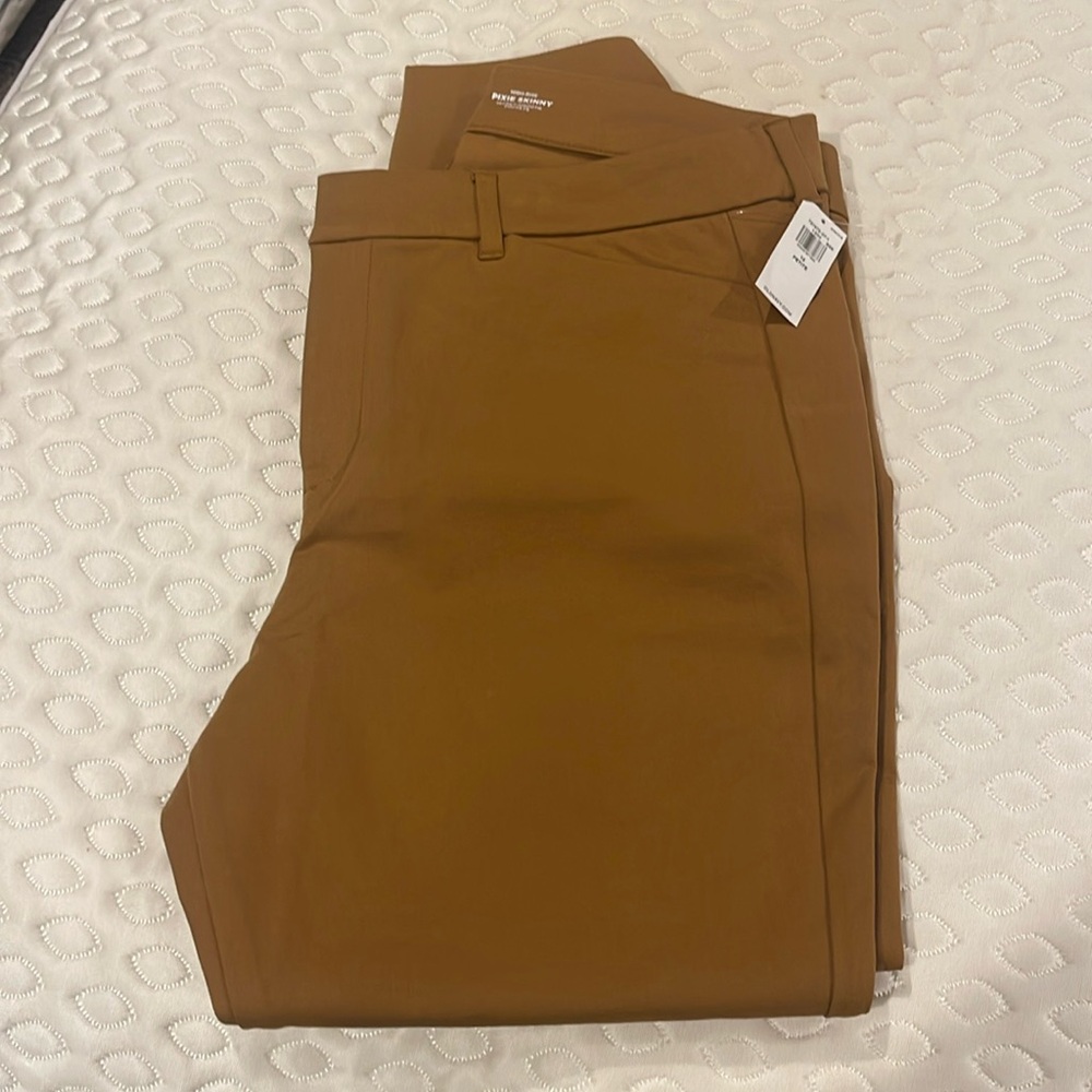 Old Navy. skinny pixie ankle pant. Size 12 petite. New with tags. Never worn.